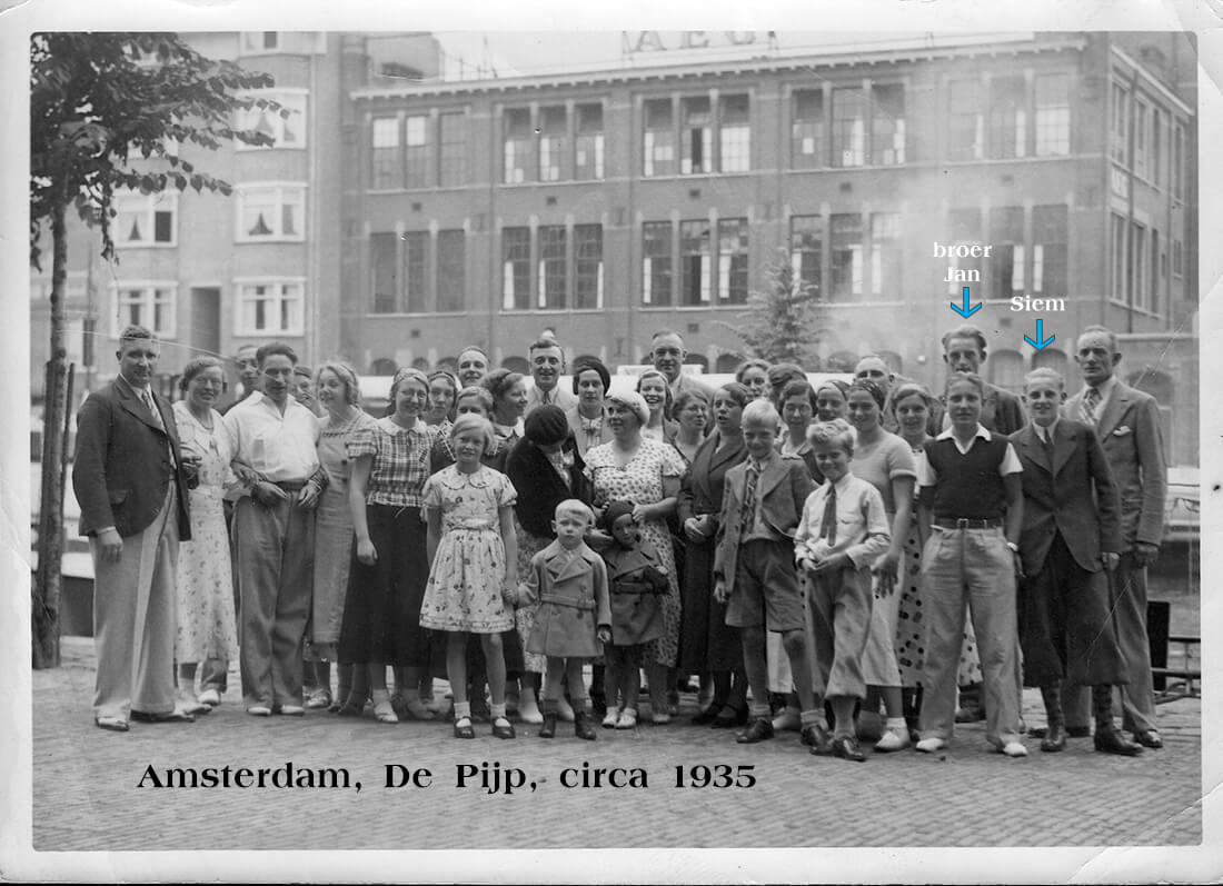 Amsterdam 1935: Siem Praamsma met zijn buurtgenoten in de Pijp