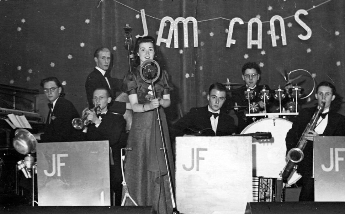 Amsterdam 1945: Siem Praamsma speelt trompet en Piet van Elk speelt trombone met de Jam Fans